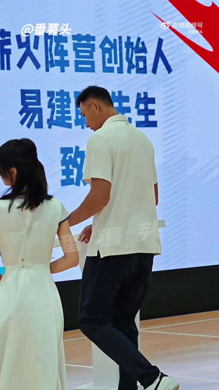 bob半岛体育官方网站-好久不见！易建联现身深圳 出席旗下薪火阵营活动